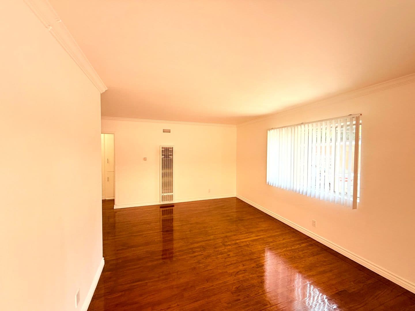Los Angeles Apartment: 4948 Rosewood Avenue