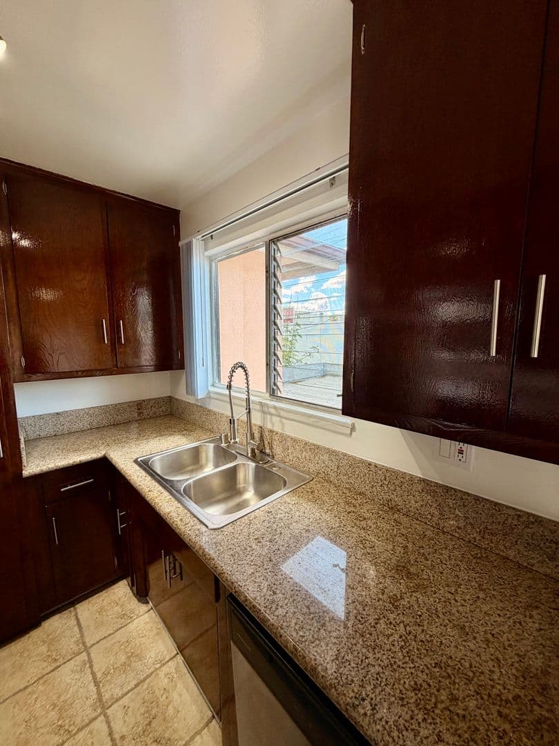 Los Angeles Apartment: 5612 Harold Way