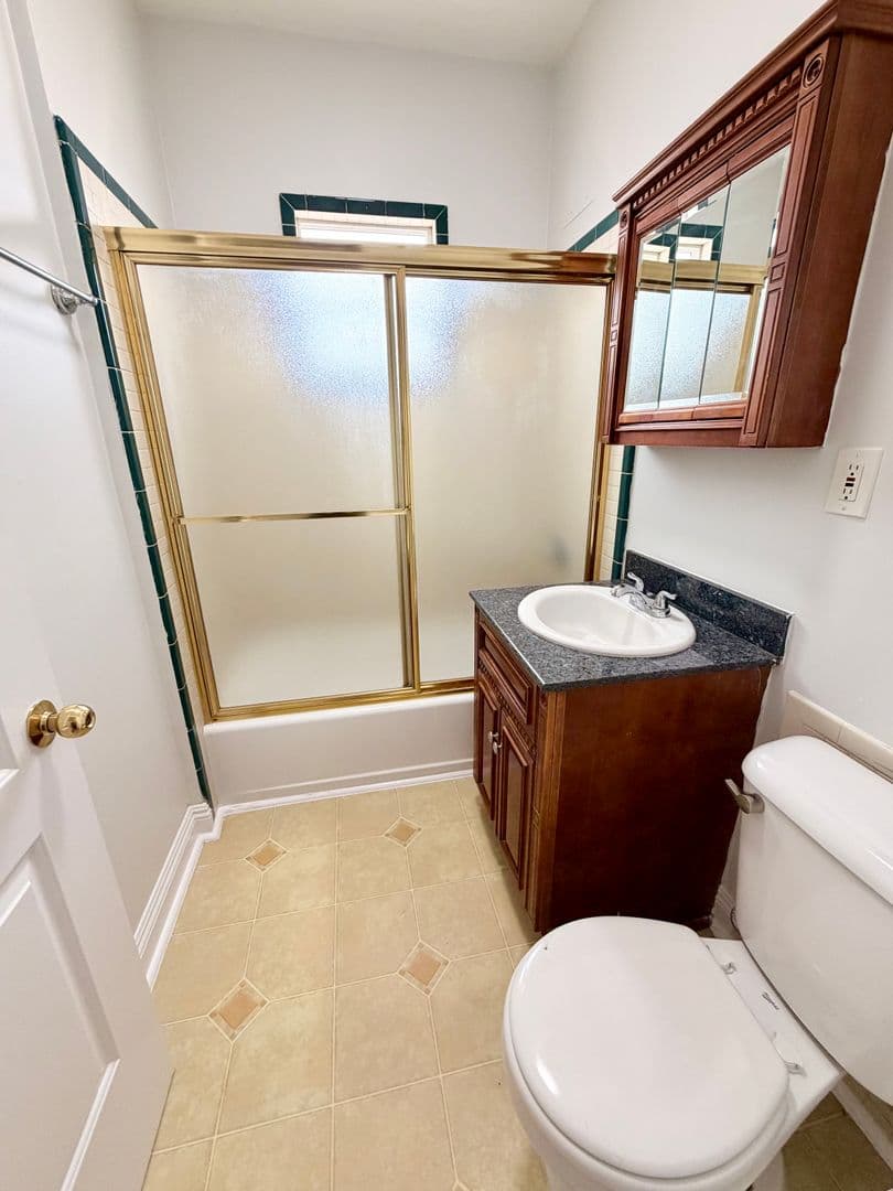 Los Angeles Apartment: 676 Shatto Place