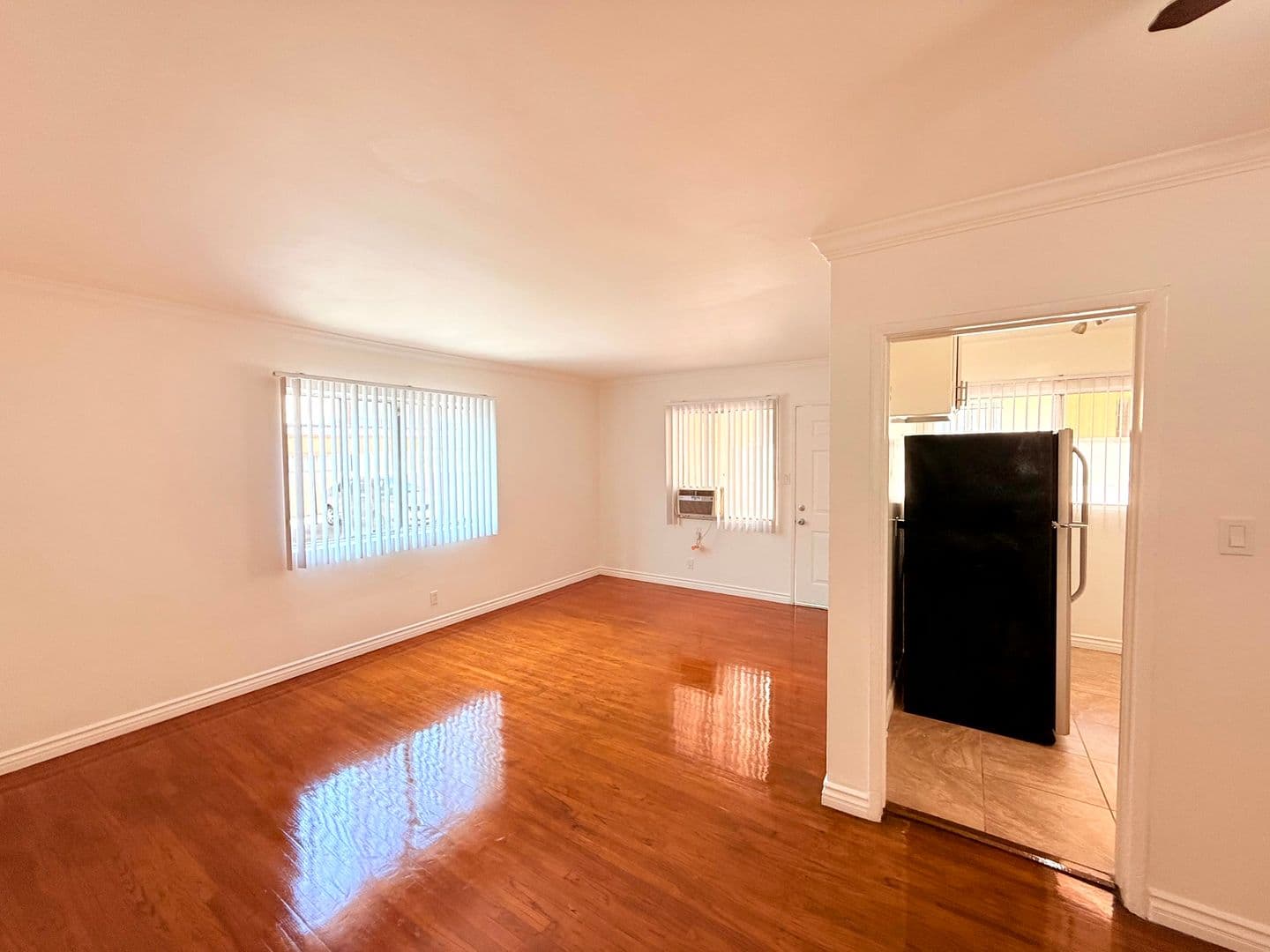 Los Angeles Apartment: 4948 Rosewood Avenue