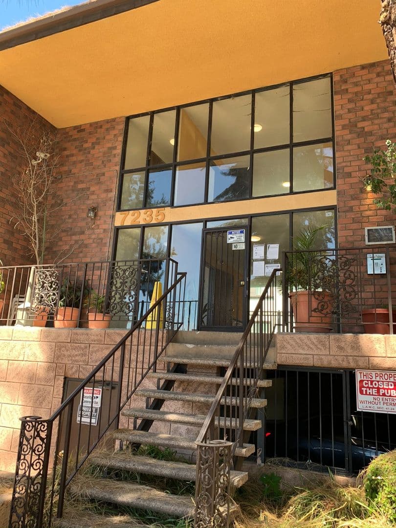 Reseda Apartment: 7235 Baird Avenue