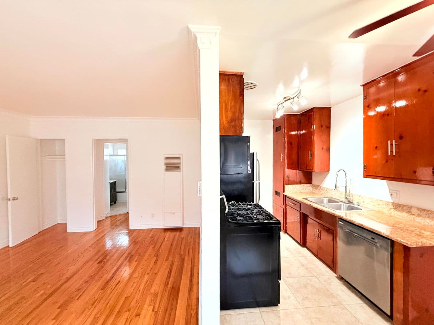 Los Angeles Apartment: 6543 La Mirada Avenue