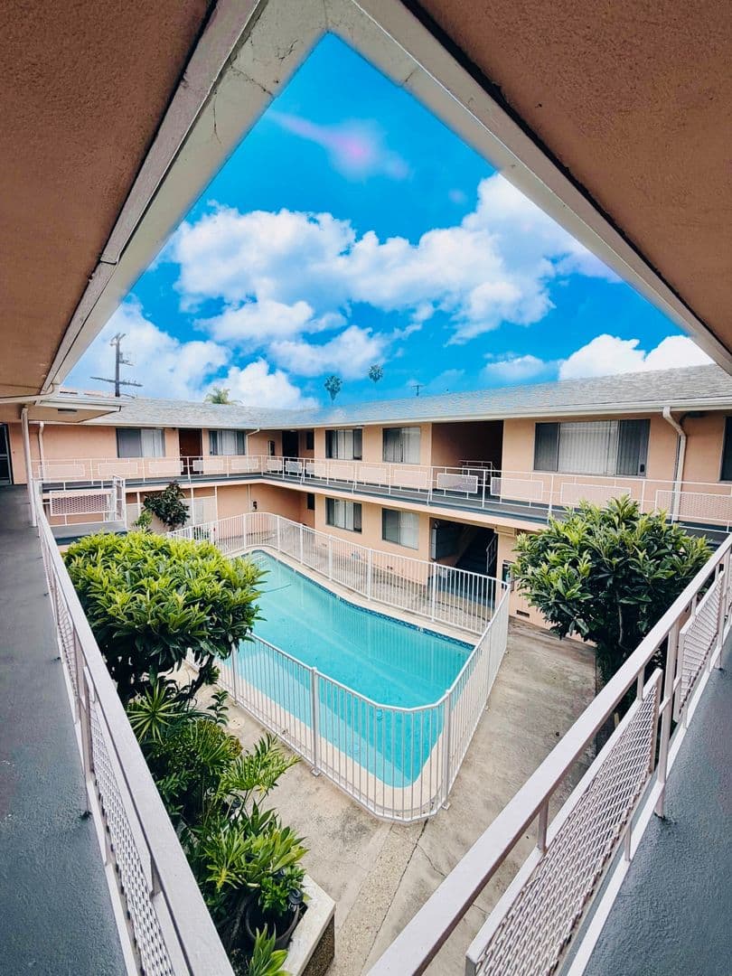 Los Angeles Apartment: 956 Wilcox Avenue