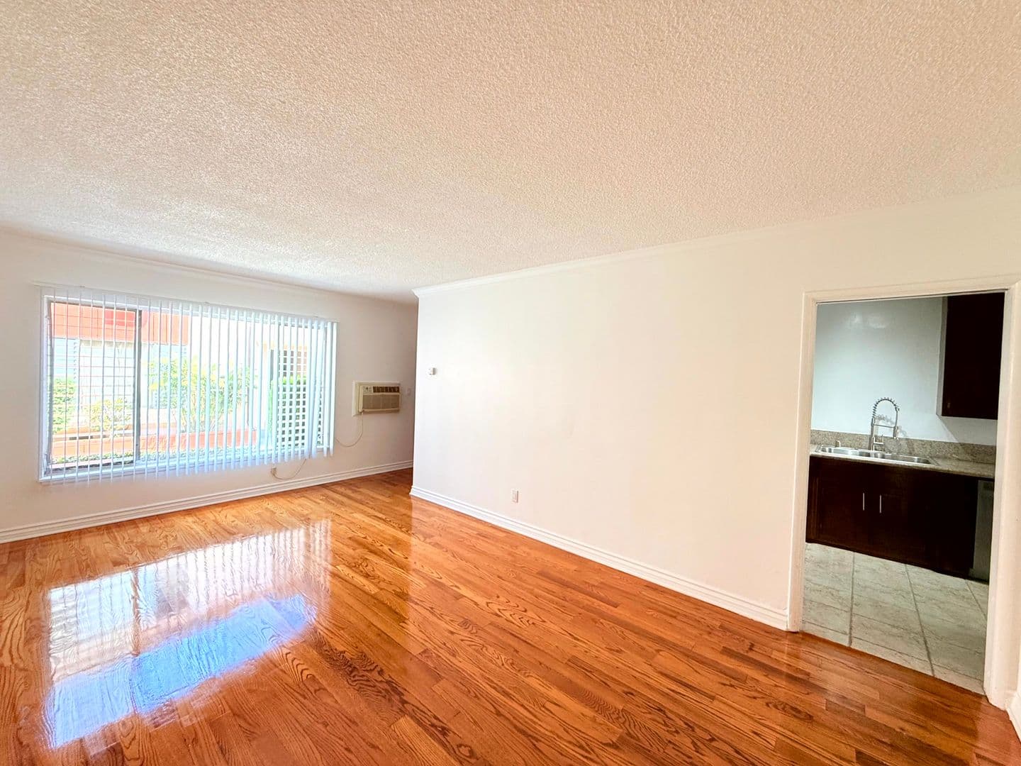 Los Angeles Apartment: 5618 Harold Way