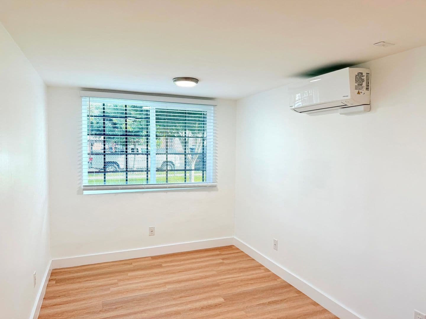 Los Angeles Apartment: 1715 Westmoreland Blvd