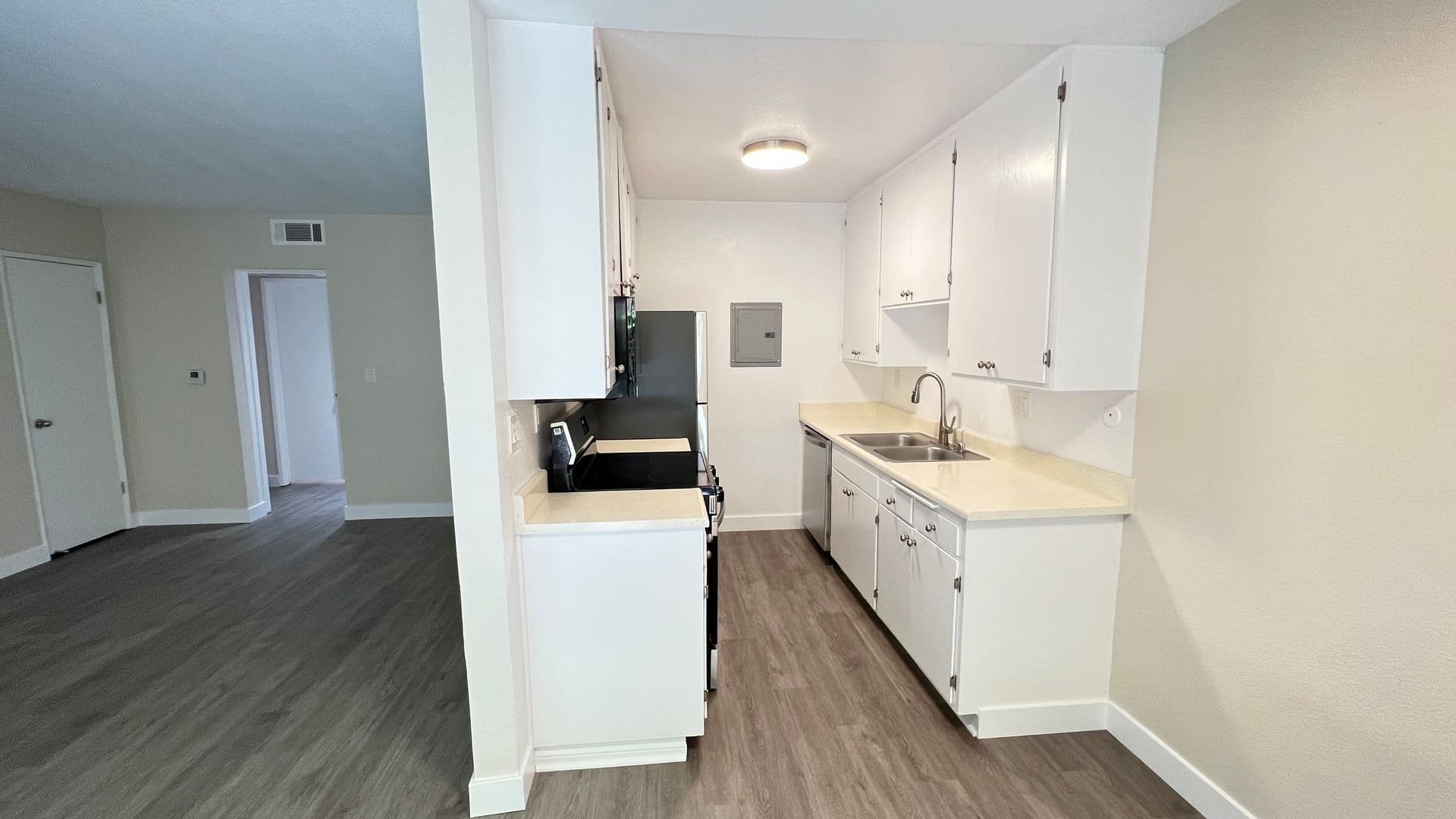 Northridge Apartment: 9600 Reseda Blvd
