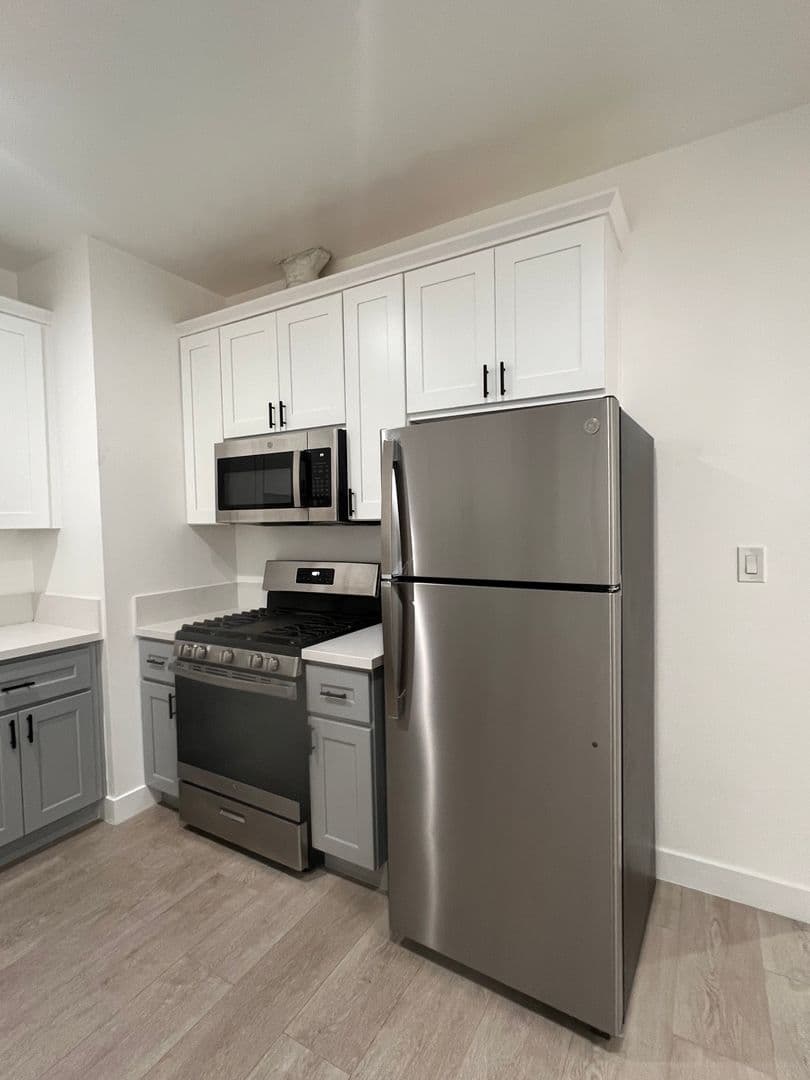 Los Angeles Apartment: 666 Shatto Place