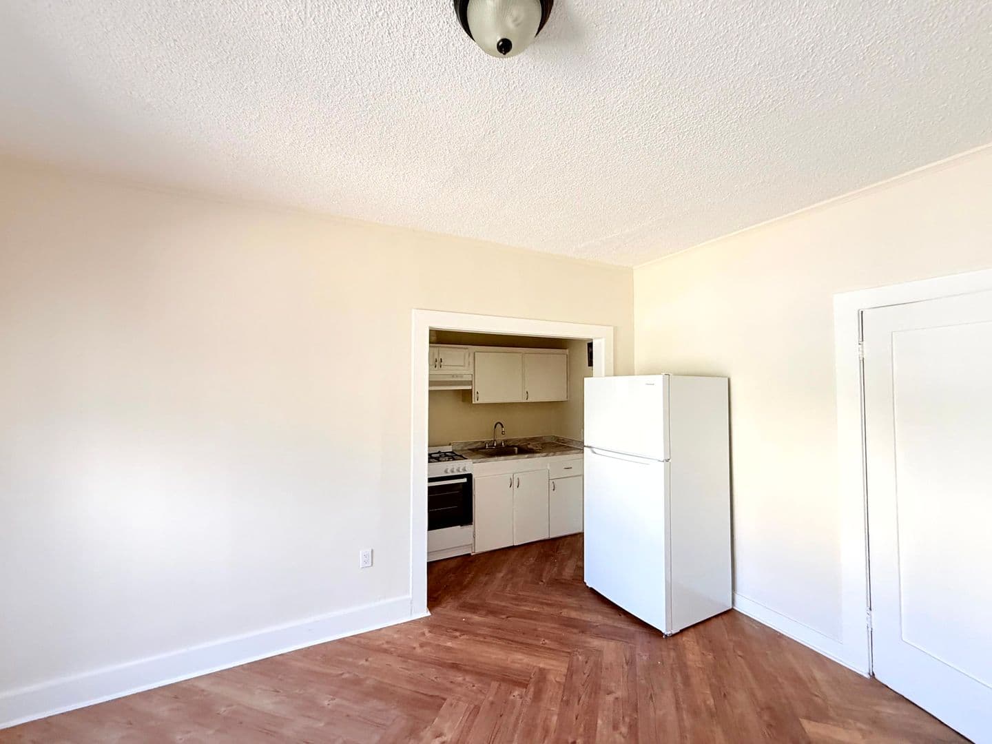 Los Angeles Apartment: 1614 N. Kenmore Avenue