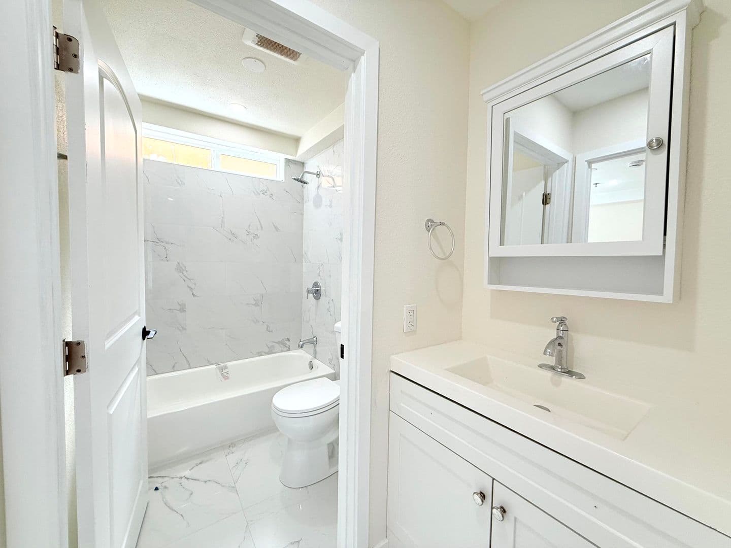 Los Angeles Apartment: 432 N Kingsley Dr.