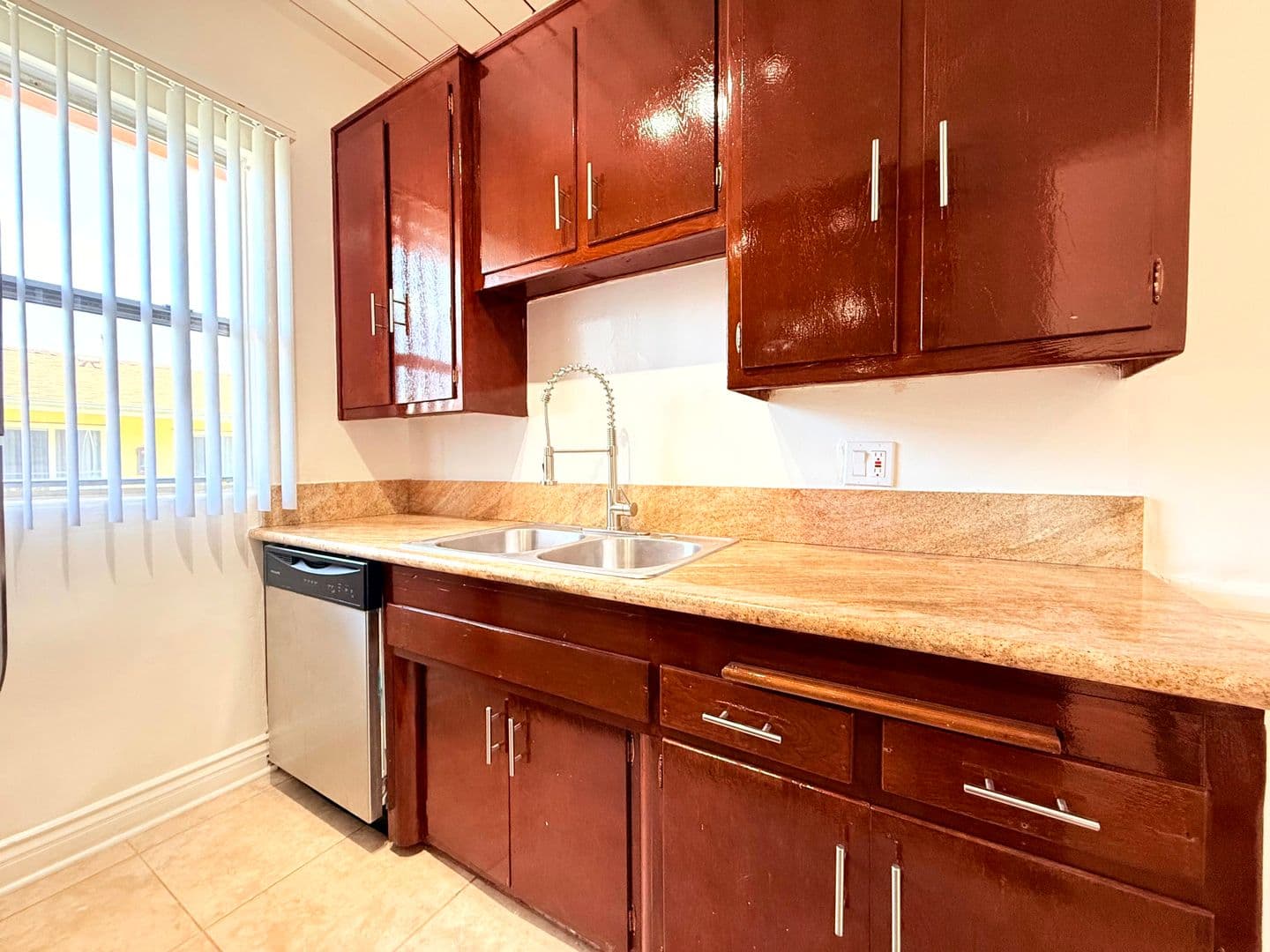Los Angeles Apartment: 1376 N. Serrano Avenue