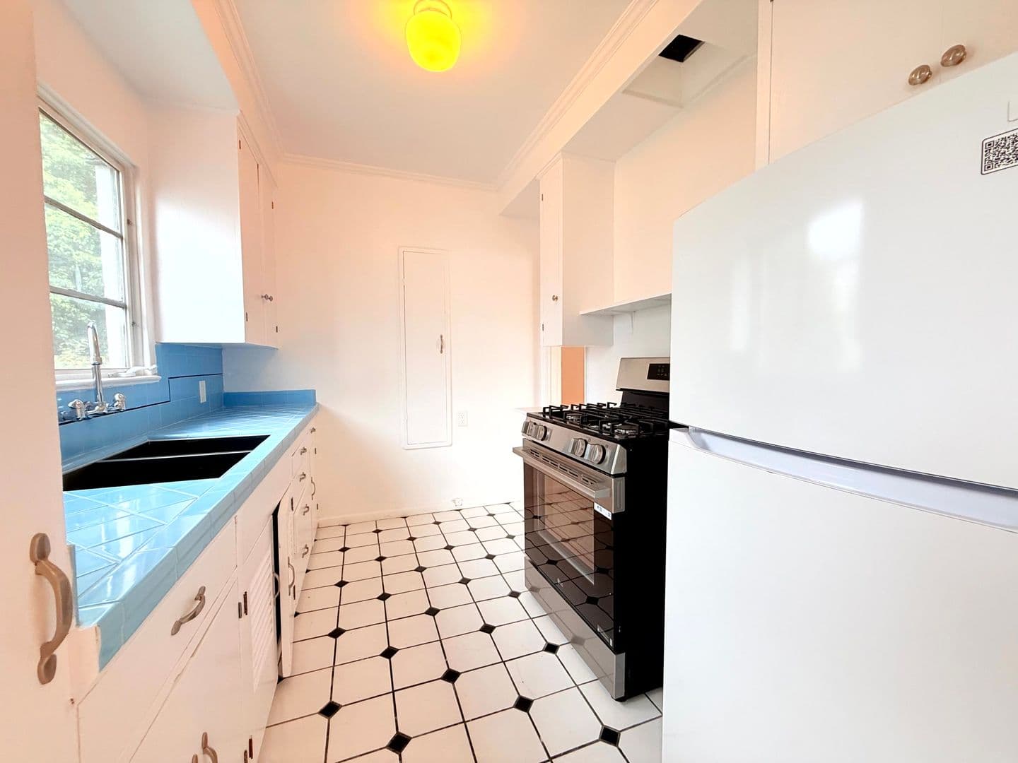 Los Angeles Apartment: 3919 W. 8th Street