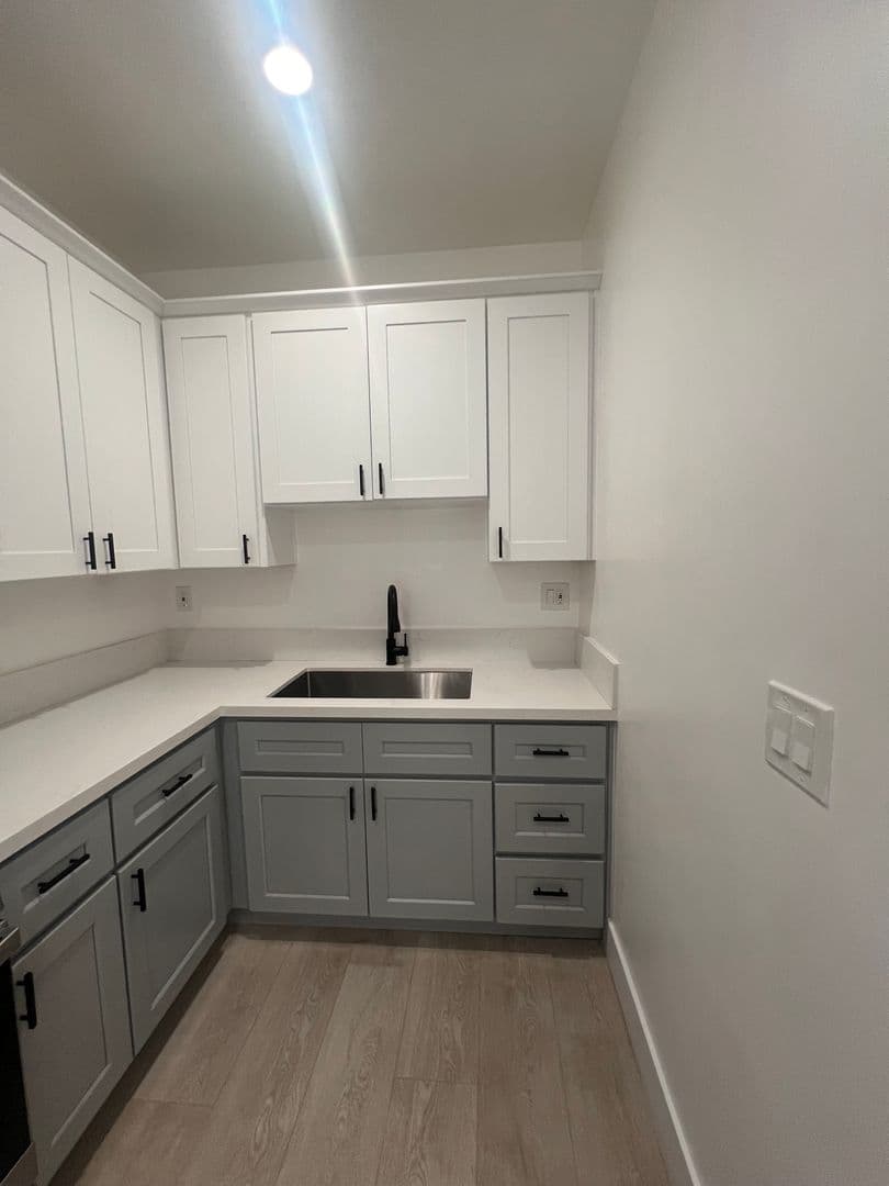 Los Angeles Apartment: 676 Shatto Place
