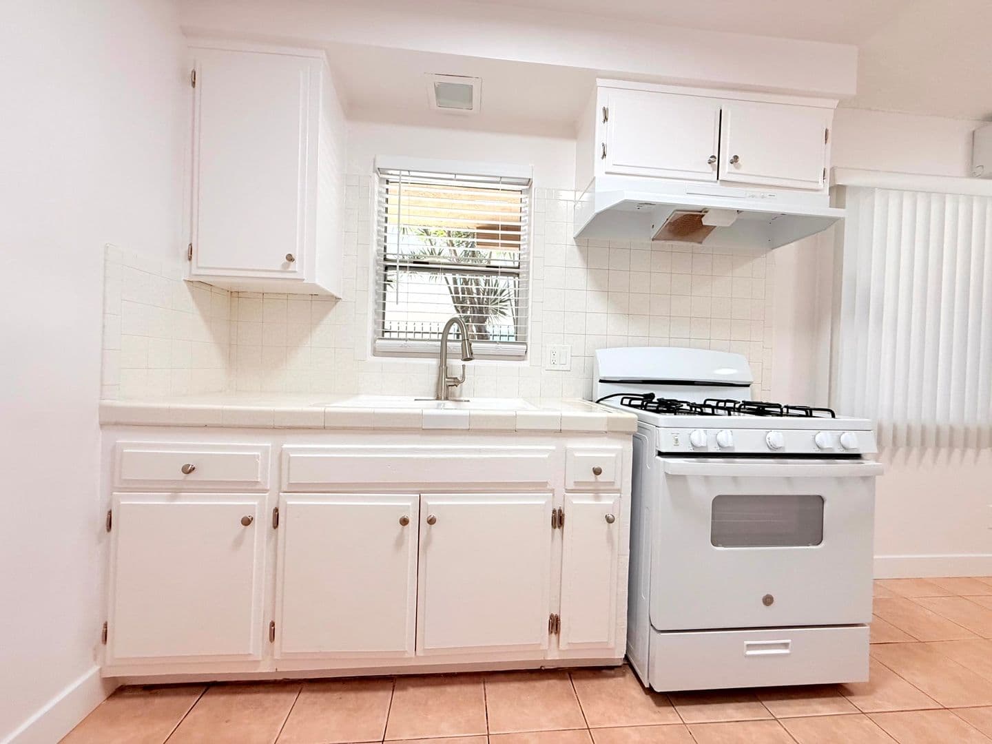 Inglewood Apartment: 853 W Beach Avenue