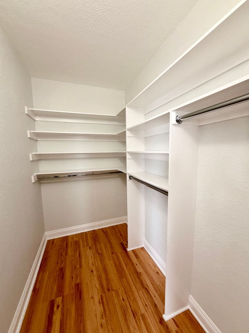 Los Angeles Apartment: 676 Shatto Place