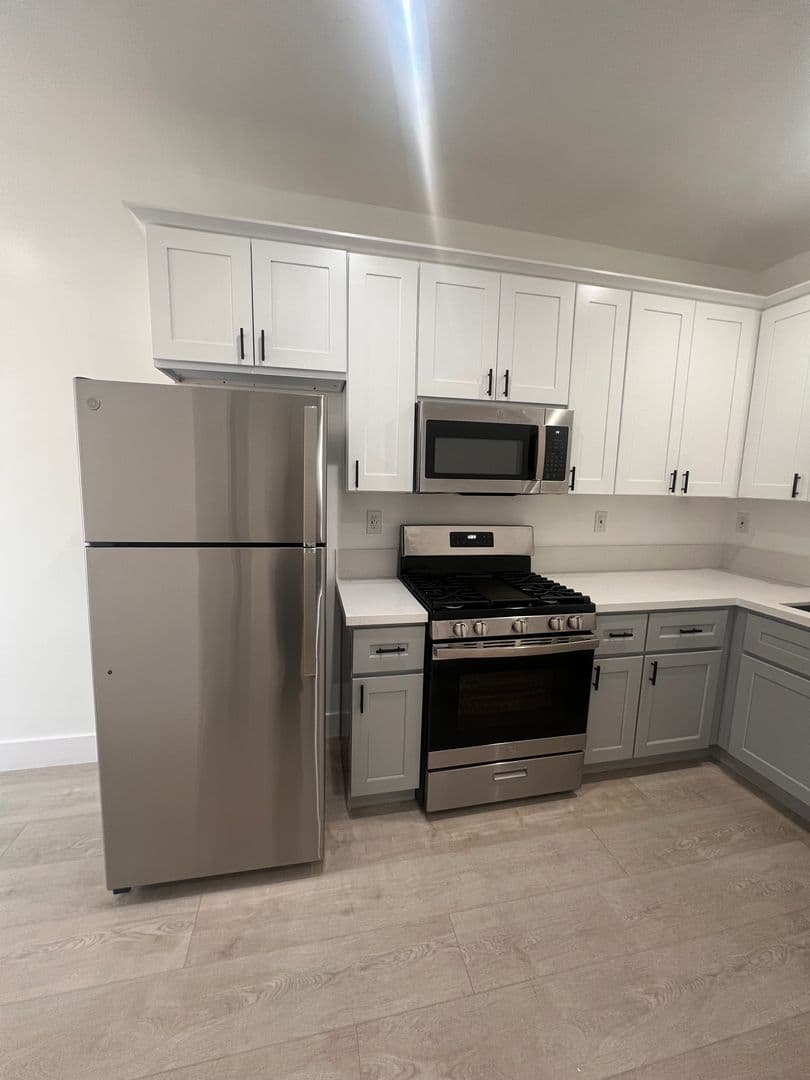 Los Angeles Apartment: 676 Shatto Place