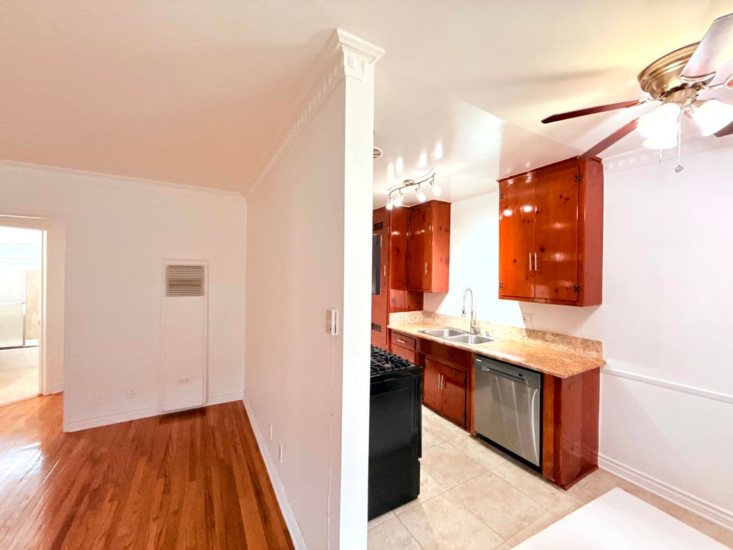Los Angeles Apartment: 6543 La Mirada Avenue