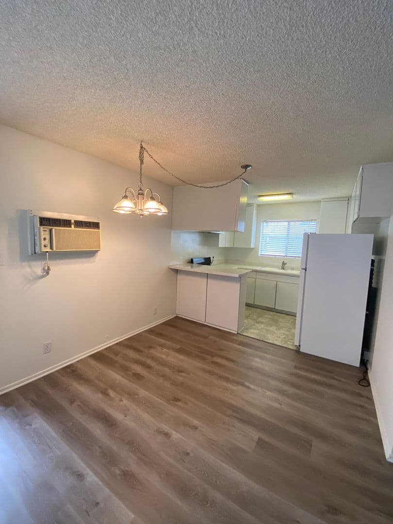 Los Angeles Apartment: 10558 Eastborne Avenue