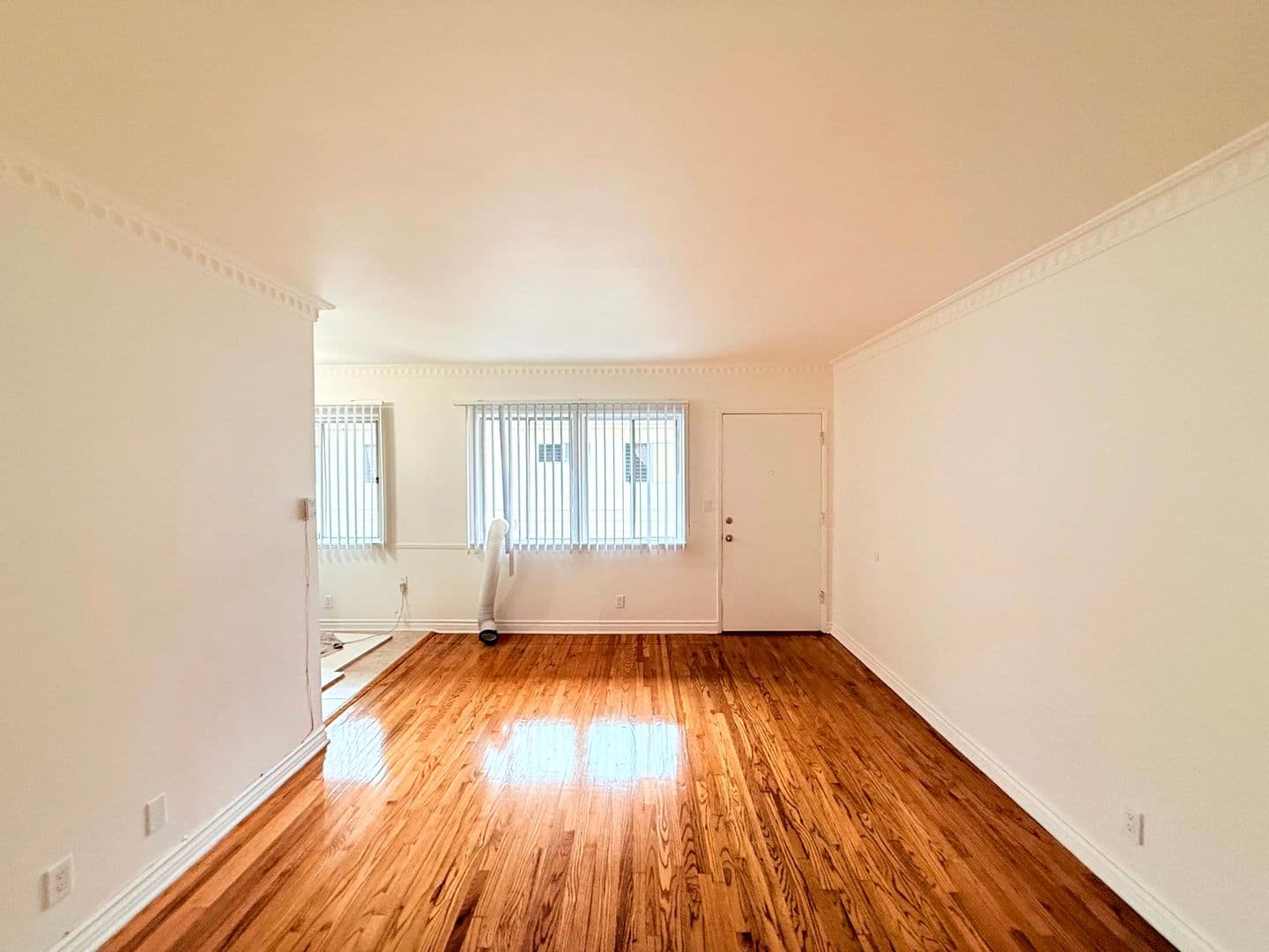 Los Angeles Apartment: 6543 La Mirada Avenue