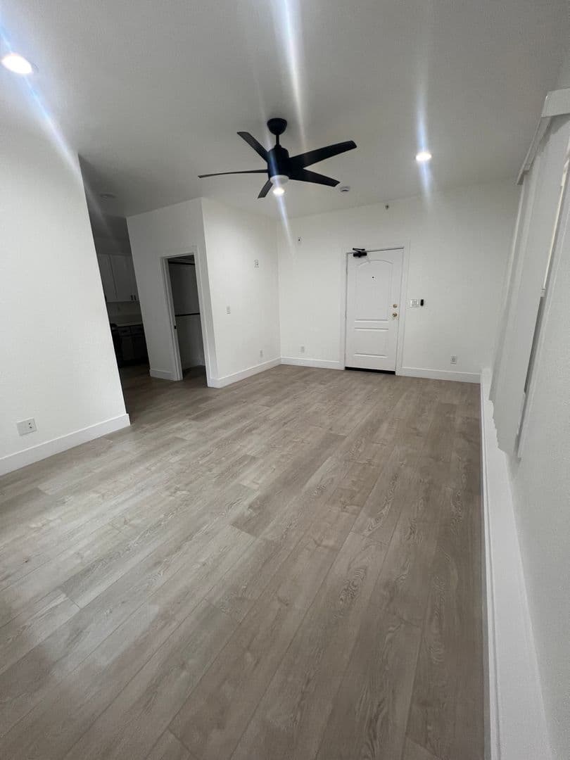 Los Angeles Apartment: 676 Shatto Place