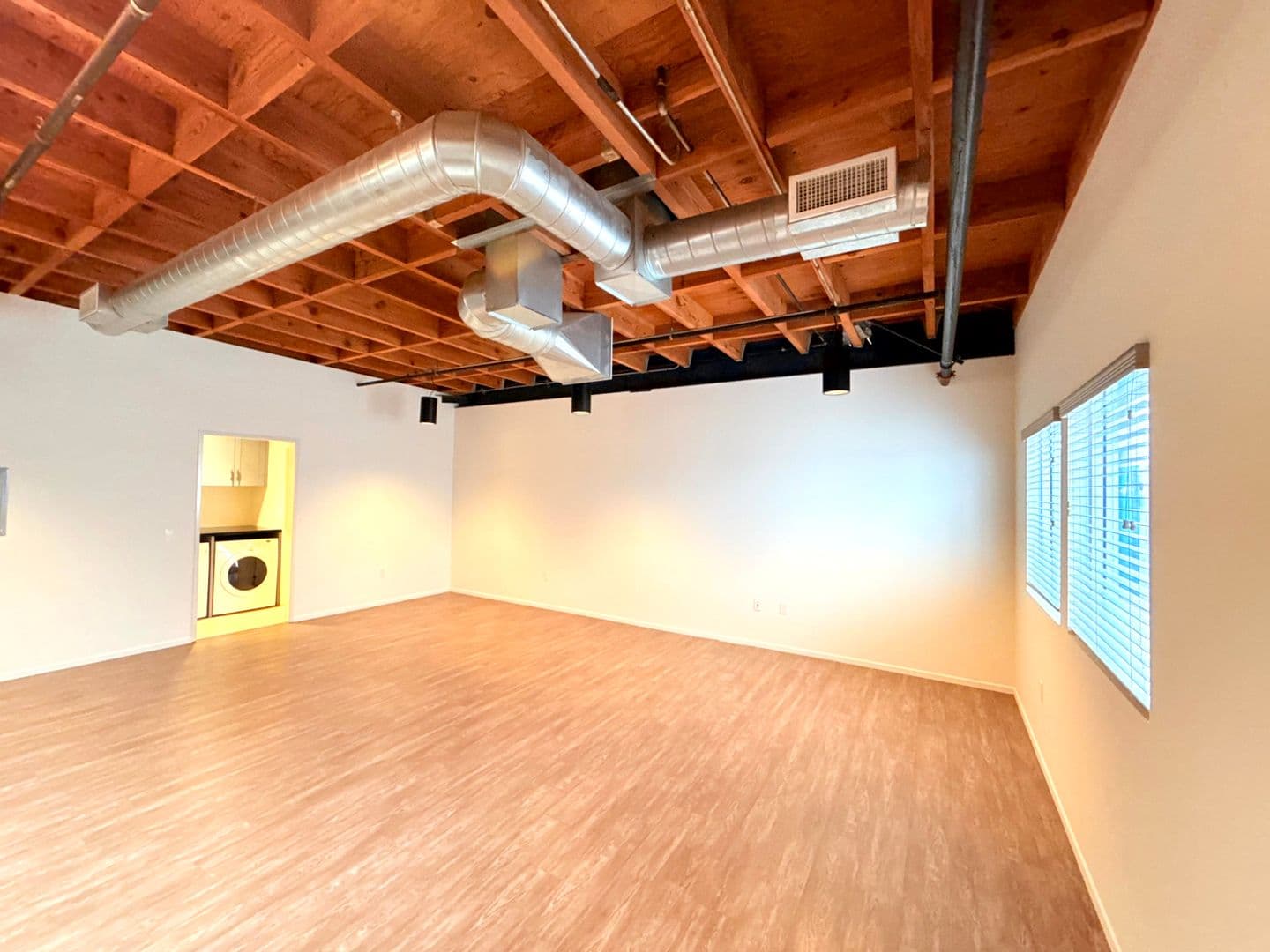 Los Angeles Apartment: 2311 Pasadena Avenue