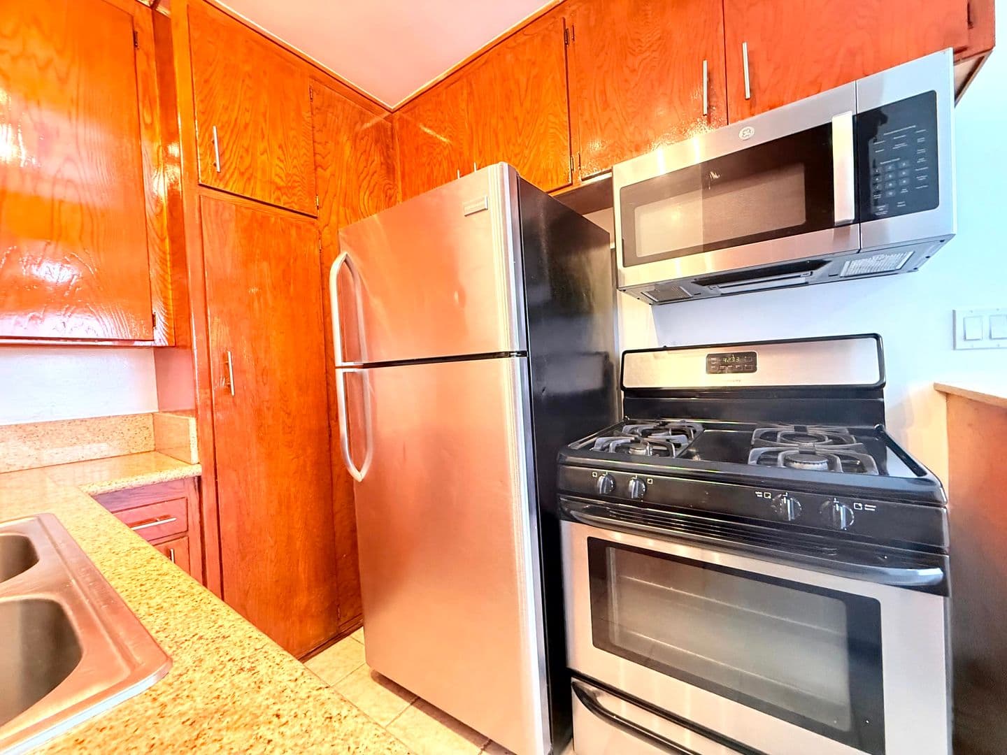 Los Angeles Apartment: 5618 Harold Way