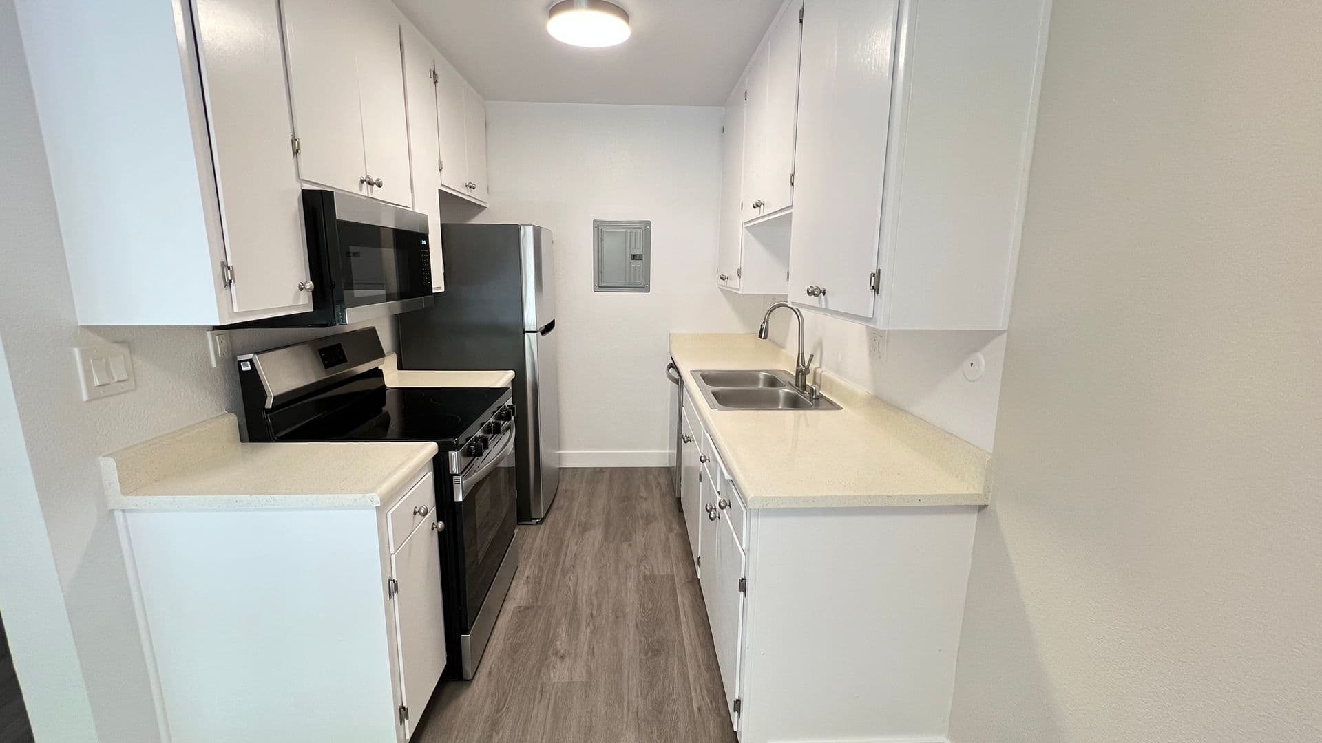 Northridge Apartment: 9600 Reseda Blvd