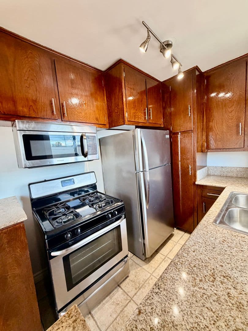 Los Angeles Apartment: 5612 Harold Way