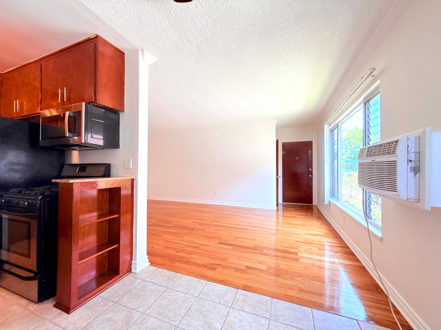 Los Angeles Apartment: 5618 Harold Way
