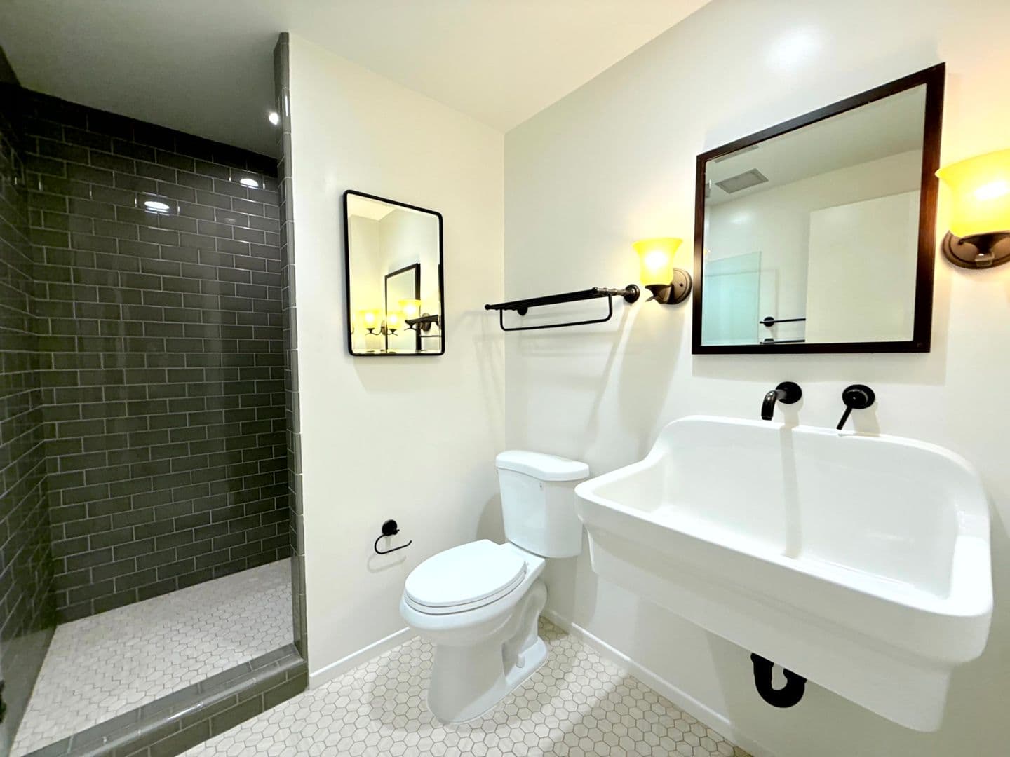 Los Angeles Apartment: 2311 Pasadena Avenue