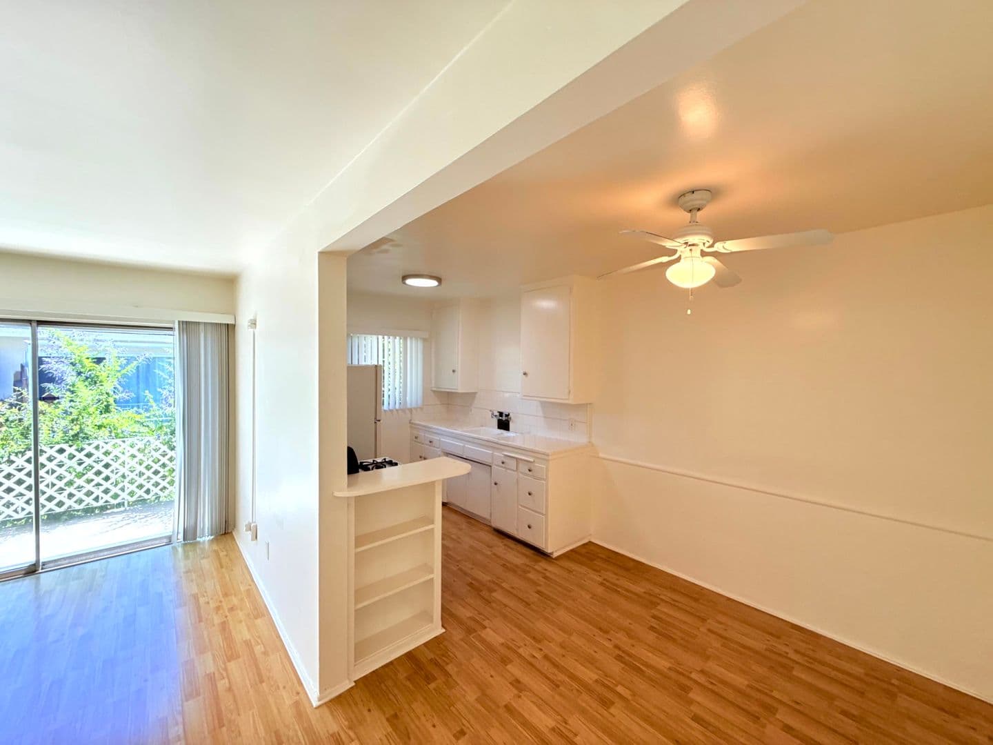 Van Nuys Apartment: 5748 Hazeltine Ave.