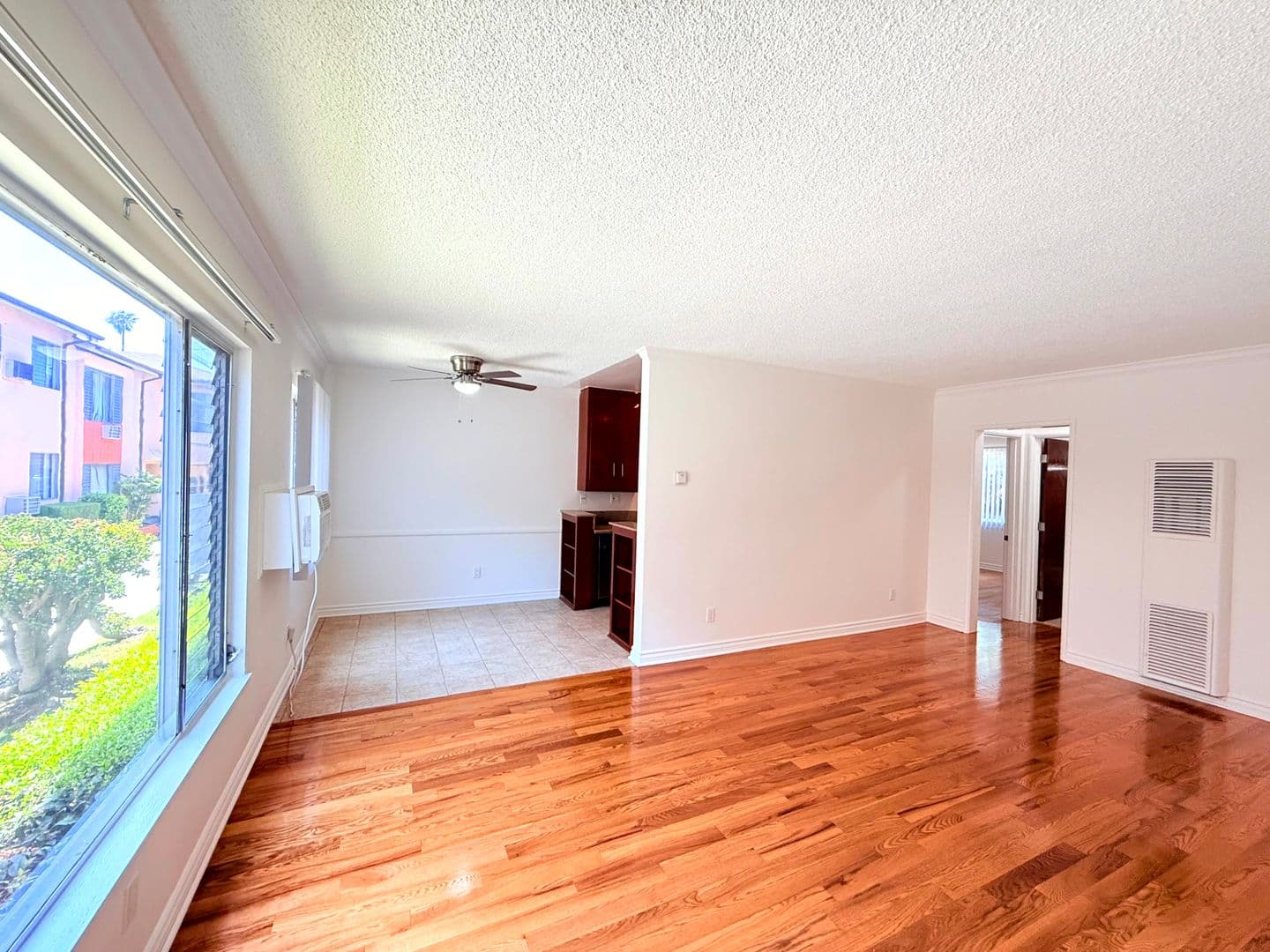 Los Angeles Apartment: 5618 Harold Way