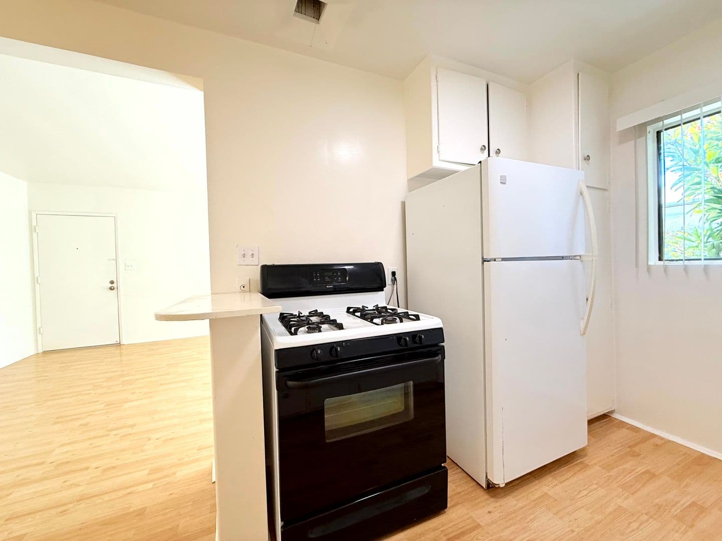 Van Nuys Apartment: 5748 Hazeltine Ave.