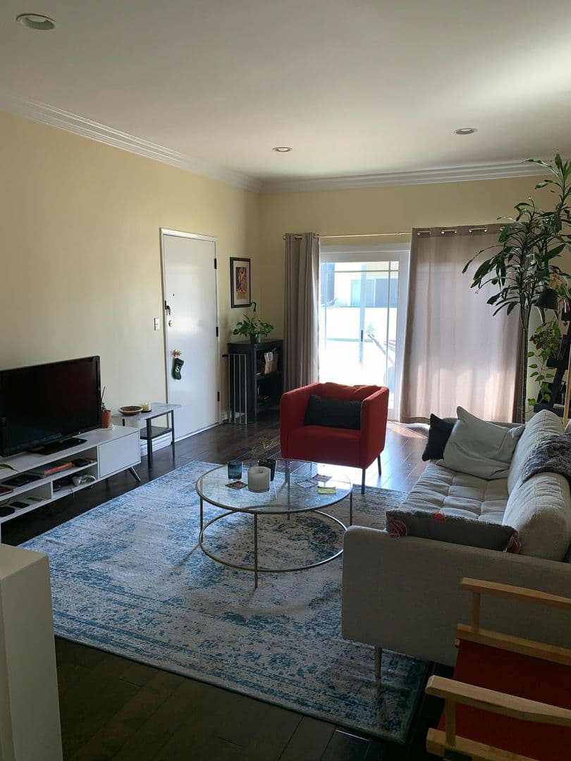 West Hollywood Apartment: 8130 Norton Ave