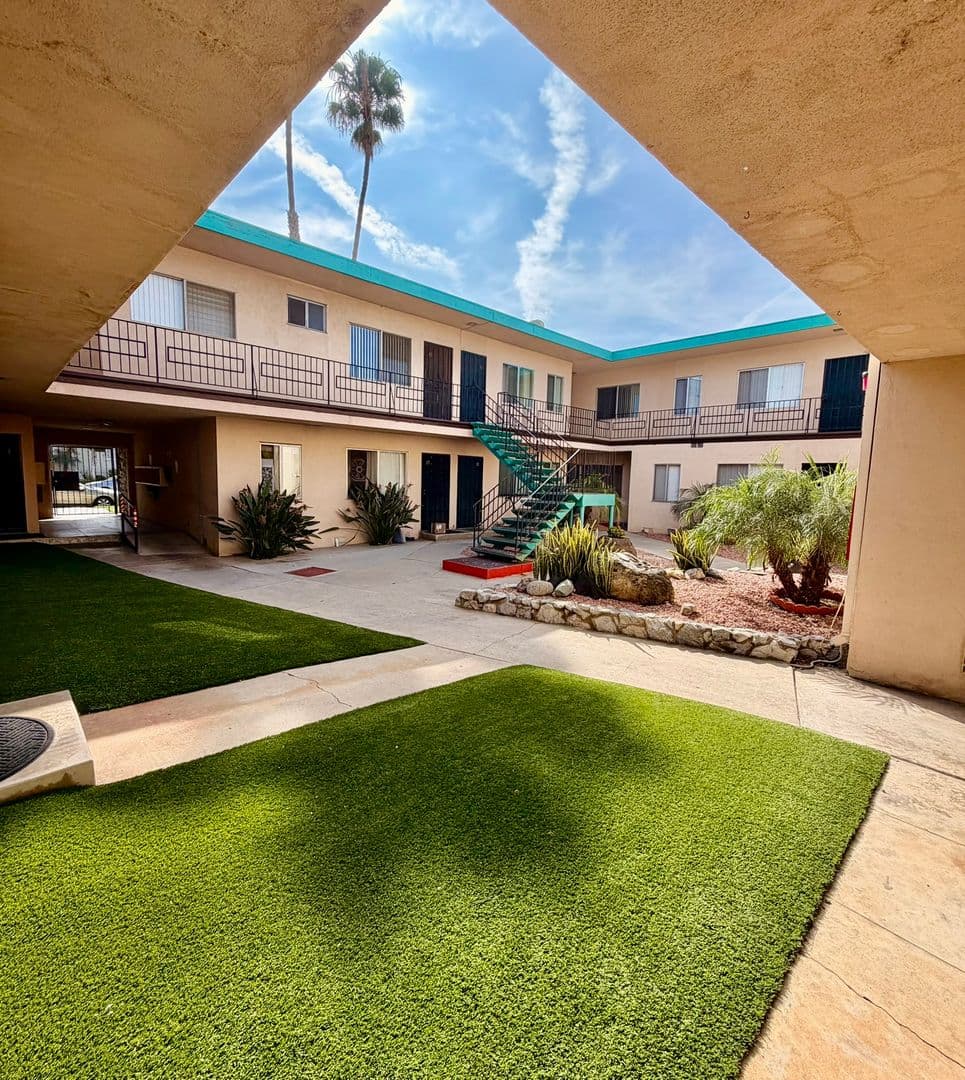 Inglewood Apartment: 925 Enterprise Avenue