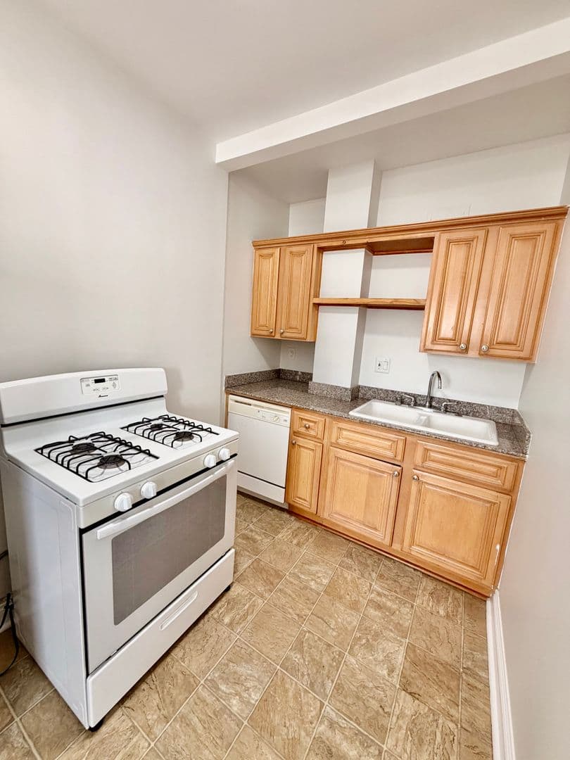 Los Angeles Apartment: 676 Shatto Place