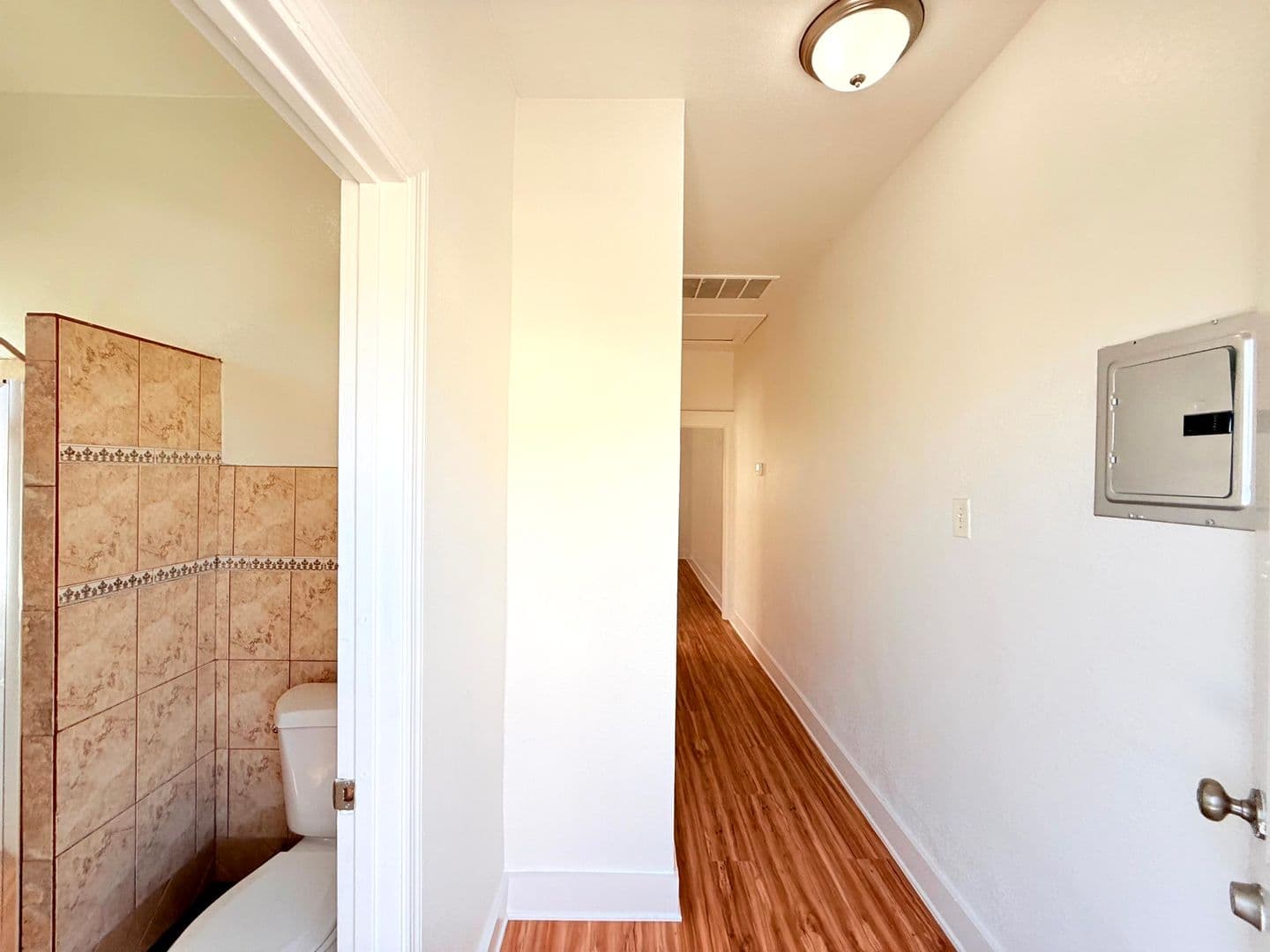 Los Angeles Apartment: 1870 & 1872 Daly Street