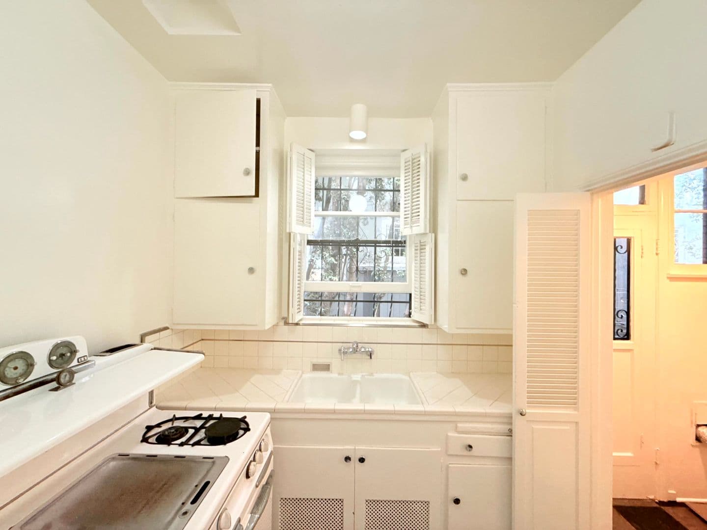 Los Angeles Apartment: 7660 Hollywood Boulevard