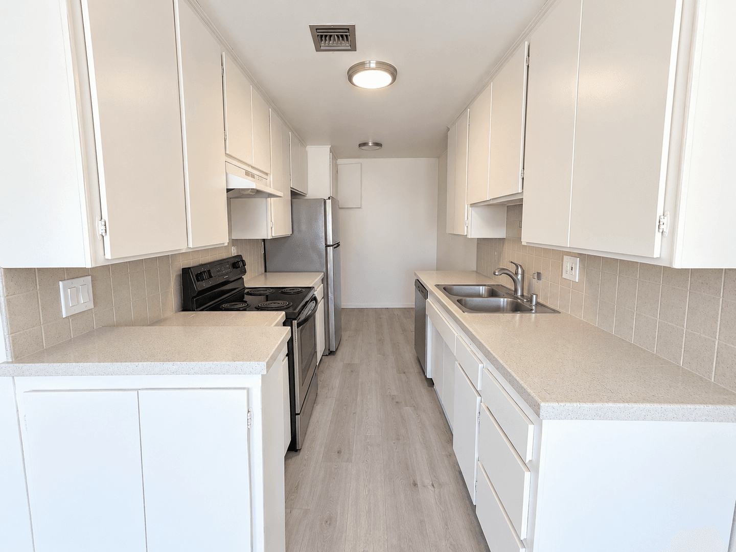 West Hollywood Apartment: 650 Westbourne Drive