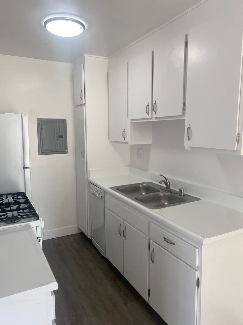 Winnetka Apartment: 20258 Roscoe Blvd
