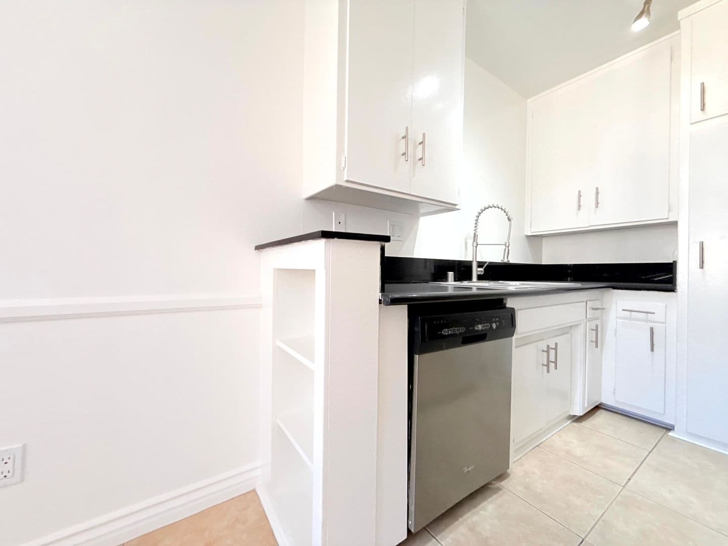 Los Angeles Apartment: 5618 Harold Way
