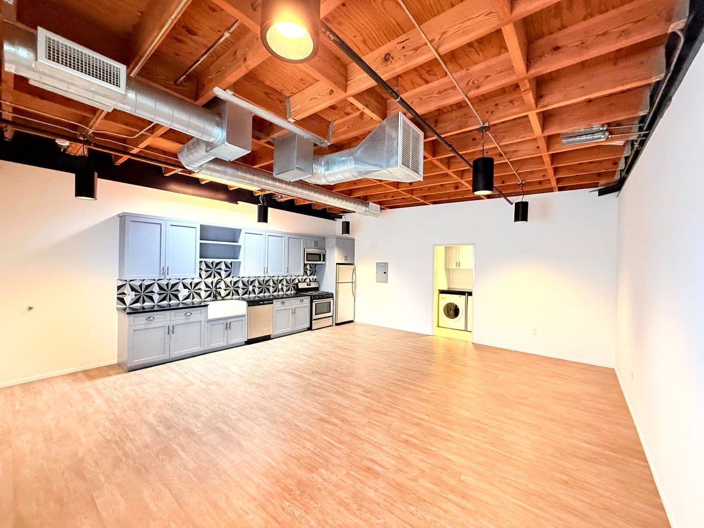 Los Angeles Apartment: 2311 Pasadena Avenue