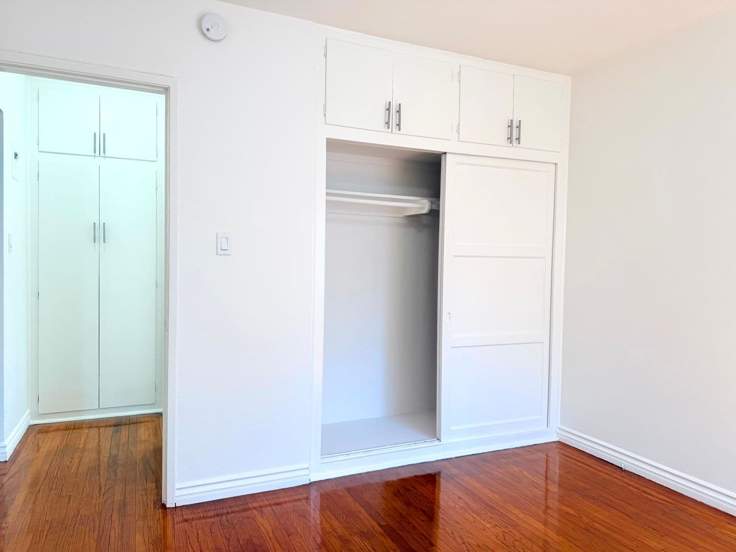 Los Angeles Apartment: 4948 Rosewood Avenue