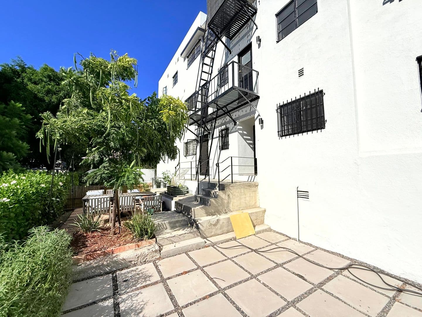Los Angeles Apartment: 3919 W. 8th Street