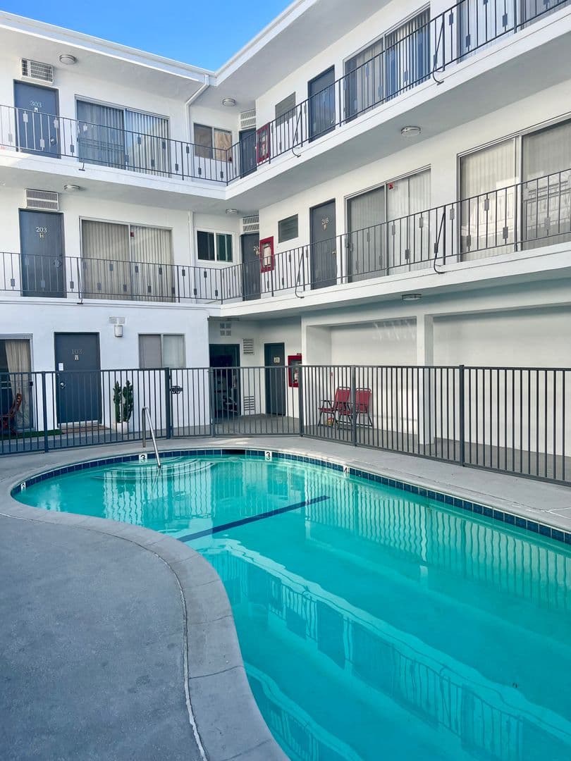 Los Angeles Apartment: 8570 Gregory Way