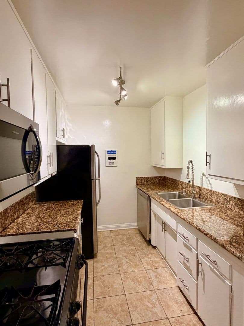 Los Angeles Apartment: 956 Wilcox Avenue