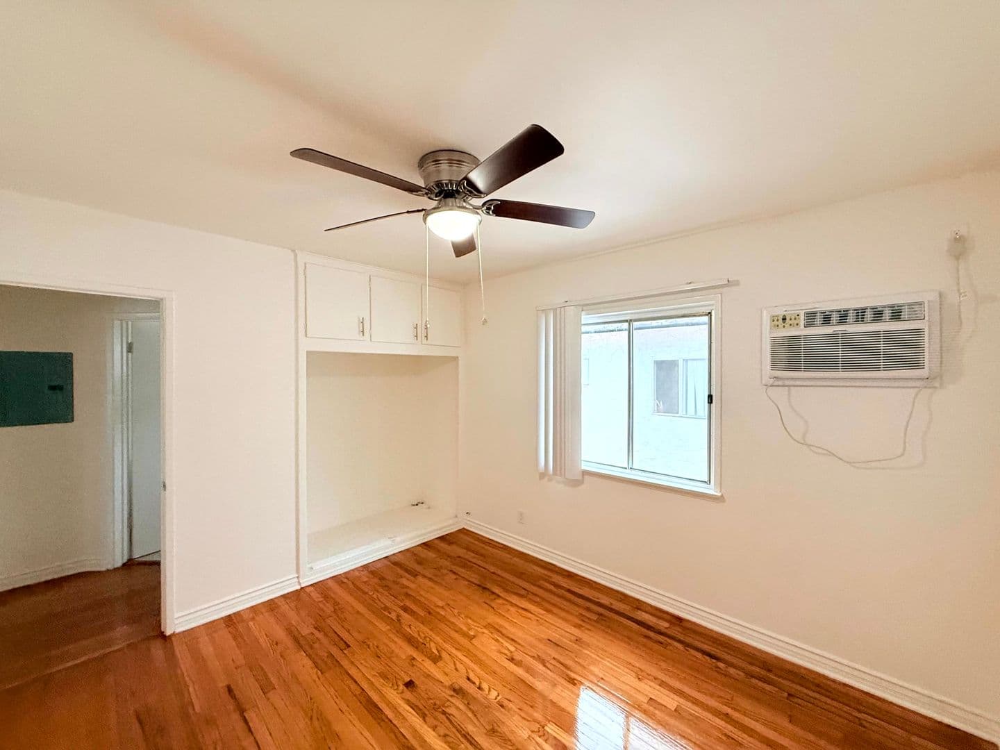 Los Angeles Apartment: 6543 La Mirada Avenue