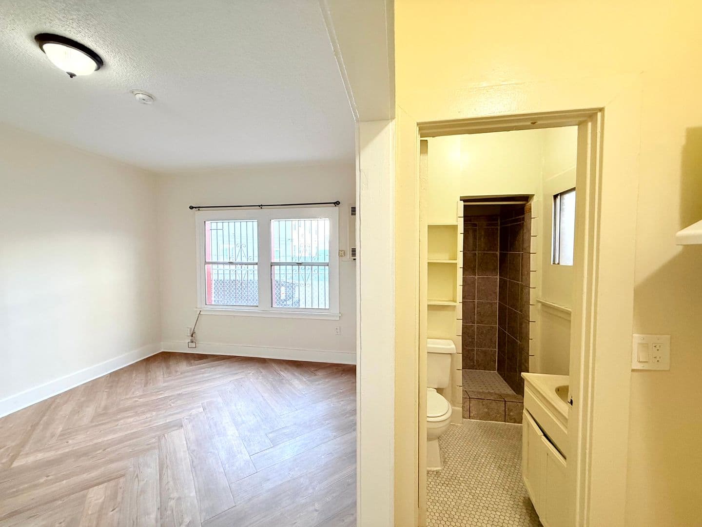 Los Angeles Apartment: 1614 N. Kenmore Avenue