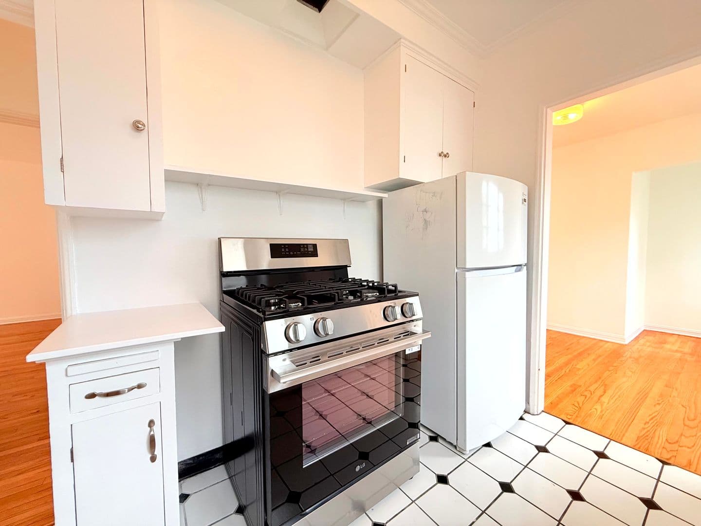 Los Angeles Apartment: 3919 W. 8th Street