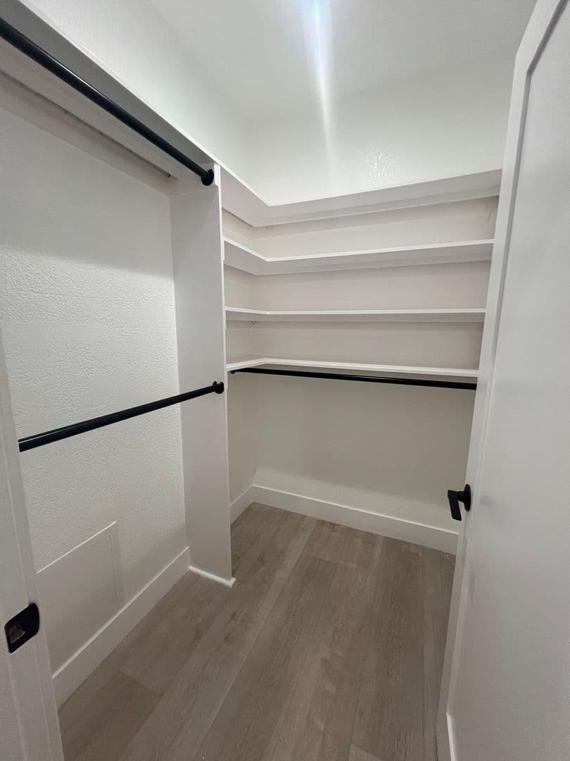 Los Angeles Apartment: 676 Shatto Place
