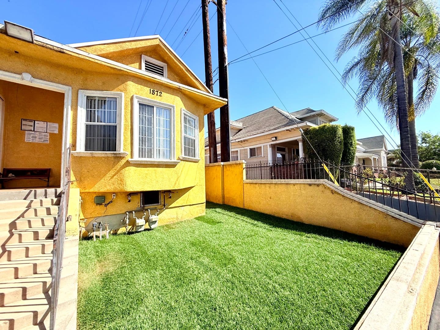Los Angeles Apartment: 1870 & 1872 Daly Street